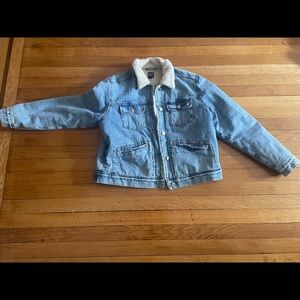 Gap woman’s Spring denim jacket with Sherpa size Large